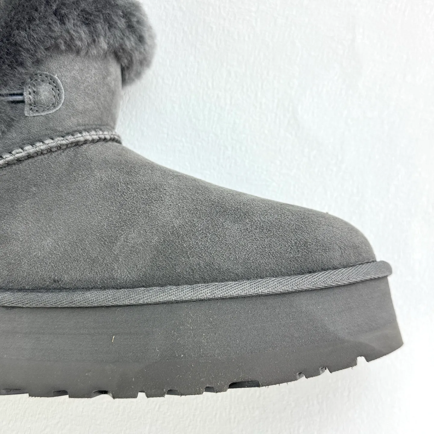 Pick up locally 💰480 The core recommendation is good price. The platform’s foreign trade is exclusive to UGG Classic Short II horn buckle women’s snow boots 1118816 Produced by the ten-year-old brand shoemaking factory production line. Pay attention to every detail. Longfeng A-grade genuine sheep fur is integrated. Completely built in accordance with the ZP process. Size: 35 36 37 38 39 40